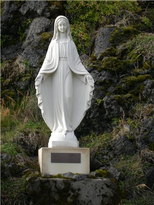Statuen av Jomfru Maria over kilden og en orb til høyre